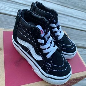VANS OFF THE WALL toddler sneakers in color black and white size 6C.Lightly worn